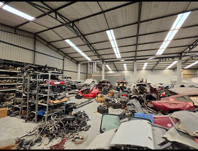 1,214M² WAREHOUSE TO LET IN COSMO BUSINESS PARK